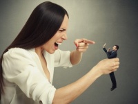 「亭主関白」or「かかあ天下」、家庭円満になるのはどっち？　妻の回答は……