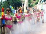 【中国】ピンクビキニの美女を撃ちまくれ！　第１回水鉄砲パーティーが開催される