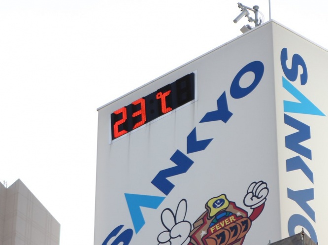 渋谷駅前の温度計は夏日一歩手前の23度を記録していた
