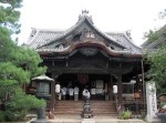 すごいおっさんw　お堂で３年間寝泊まりしていた男性を逮捕