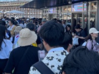 込み合う万博会場