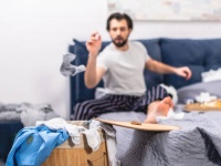 シャワーをほとんど浴びず歯も磨かない不潔な夫にうんざりした妻が訴訟を起こす