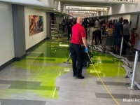 マイアミの空港で蛍光緑色の液体が流れ出すハプニング、この液体の正体は？