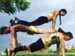 ザ・力技！！　三人の男女が縦に重なった状態で腕立て伏せ！
