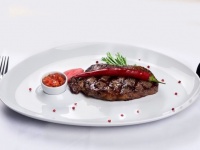 【心理テスト】ステーキの味付けはどうする？　「あなたの恋多き女度」