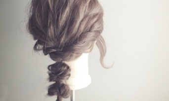 見た目はお洒落！でも簡単に作れちゃうまとめ髪アレンジ♡