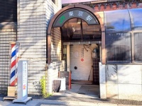 これが「東京駅の入り口」だと？　干されたタオルにクルクル看板...大都会とは思えない「出口3」の謎に迫る