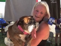 「世界一醜い犬コンテスト」で優勝したブルドッグが亡くなり、飼い主がコメント「美しい顔を見た瞬間、永遠の家族になると直感」