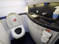 かつて乗客は段ボールで用を足していた。飛行機のトイレに関する10の事実【トリビア】