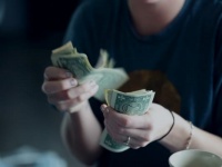 「歯が抜ける夢を見るとお金がなくなる」説の真相