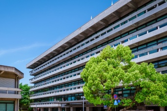 中学生に1万円渡しわいせつ行為、女子生徒に裸の画像要求　2人の教師(25)を懲戒免職処分に…