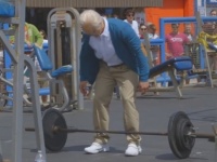 ヨボヨボのおじいさんが重量上げに挑戦！？　約9千万ビューを記録した動画が大人気！