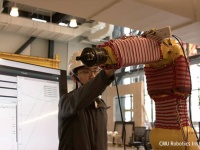 ロボットにセーターを着せることで触覚を与える新技術