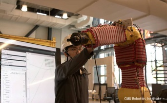 ロボットにセーターを着せることで触覚を与える新技術