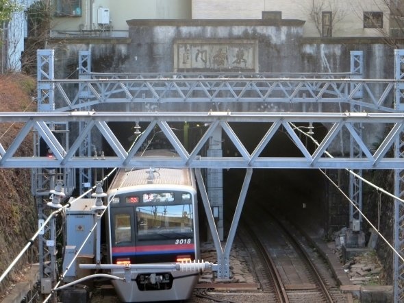 トンネルと列車