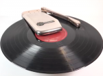 携帯用レコード再生機『ポケット・フォノグラフ』が職人の手によって復活！