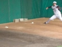キャンプでブルペン指導する高津監督