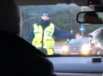 逆だよ逆！　海外の警官が“助手席”の人に飲酒運転チェックを行う動画