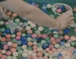 スーパーボールをすくいの後で（画像はイメージ）
