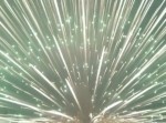 【海面で炸裂する花火】熊野大花火大会名物「海上自爆花火」がド迫力！
