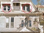 衝撃画像がストリートビューに！　空き家の窓ガラスにベッタリと手形が…