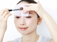 【メイク直しテク】汗ばむ季節に役立つ！　 テカリのリカバーテクニック