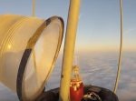 怖すぎ！　６００メートルを超える高さの鉄塔の頂上にある電球の取り替え作業。