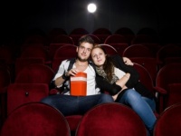 約6割が〇〇！　彼とデートで映画を観に行くとき、カップルシート席がいいと思う？