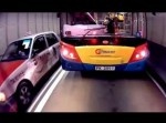 これが中国の公道バトル！？　バスとタクシーが、夜の街で大激突！