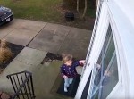 暴風のさなか家に帰ってきた女の子が玄関を開けると…