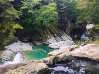 大自然が迫る渓流野天風呂