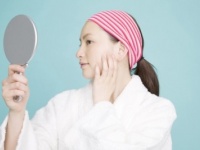 厄介すぎ！　「ニキビ」or「毛穴」、女性がより気になるのはどっち？