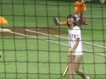 “神スイング”で話題の稲村亜美が投げてもスゴかった！？