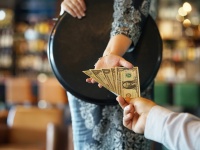 アメリカでチップが重要な理由。あるバーテンターの女性が給与明細をSNSでシェア