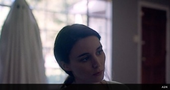 ケイシー・アフレックが白いシーツを被ったお化けを演じる、映画『A Ghost Story』の予告編が公開