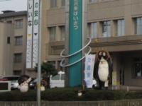 金沢東警察署前の「安全大タヌキ」（Hirorinmasaさん撮影、Jタウンネット編集部がトリミングなど加工。Wikimedia Commonsより）
