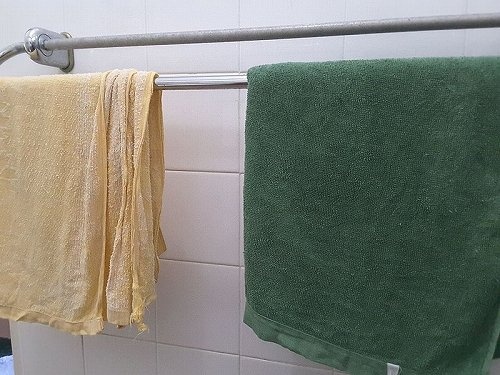 バスタオル、どのくらいの頻度で洗う？（Ronggyさん撮影, Wikimedia Commonsより）
