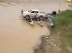 無茶すぎる…！　カヌーに車を乗せて川を渡る！！