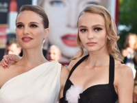ナタリー・ポートマンとリリー・ローズ・デップ、圧倒的な美しさでベネチア映画祭を魅了！姉妹役を演じる『PLANETARIUM』ワールドプレミア