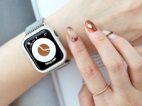 おしゃれなメタルカラー。着脱ラクラクなのにきちんと感も満載のApple Watchバンド登場