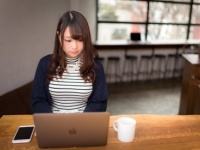 絶対狙ってやってるわっ!!　同性が教える「男好きな女」の特徴6つ！