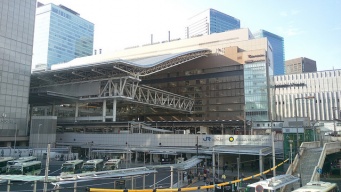 「東西区」には否定的な声が多い（写真は大阪駅。Tzuhsun Hsuさん撮影、Flickrより）