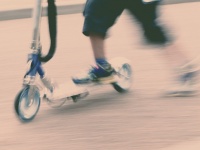 小学生がキックボードで転倒事故→路上に荷物が散乱　そこにバイクがやってきて...8年後の今も残る「心残り」