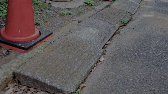 路上で転倒して...(画像はphotoAC)