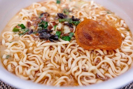 熊本ラーメンとしては麺がやや太めで縮れている