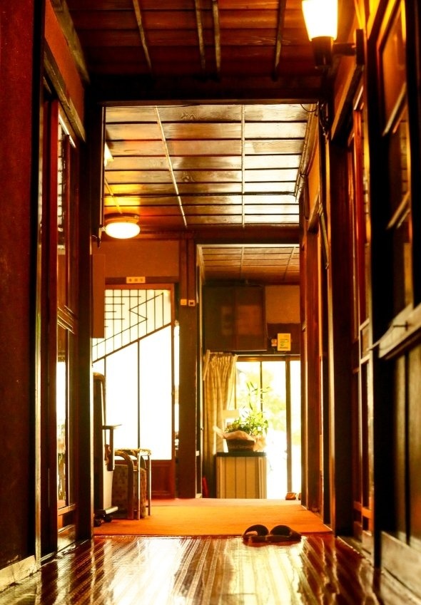 1階廊下。正面に見えるのは玄関