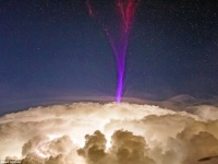 これどんな天変地異？オーストラリアで観測された雲を突き抜ける紫色の稲妻