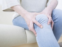 雨が降ると関節痛になるのはナゼ？　痛みをやわらげる方法とは