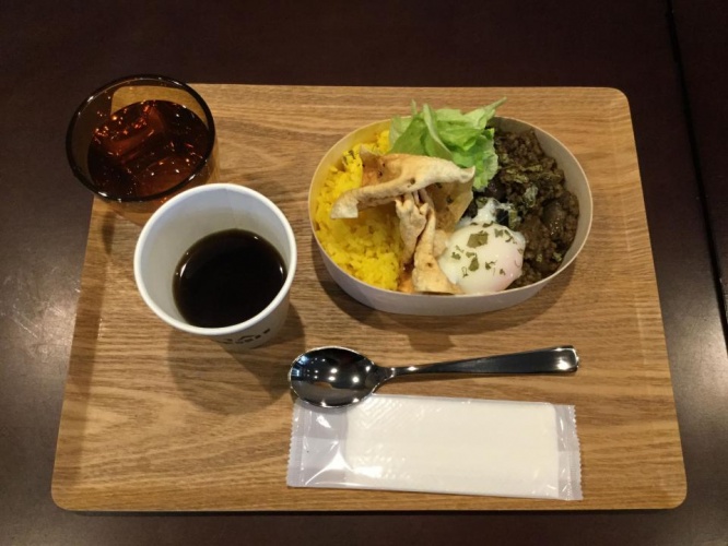 この日はナスとひき肉のカレー（パリパリパパダンと温卵トッピング、680円）