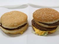 左がバーガーキングの「BIG KING 5.0」、右がマクドナルドの「メガ ビッグマック」